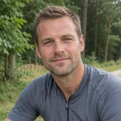 Portret van Joost Verhagen, redacteur bij Go MTB, buiten bij een bosrand